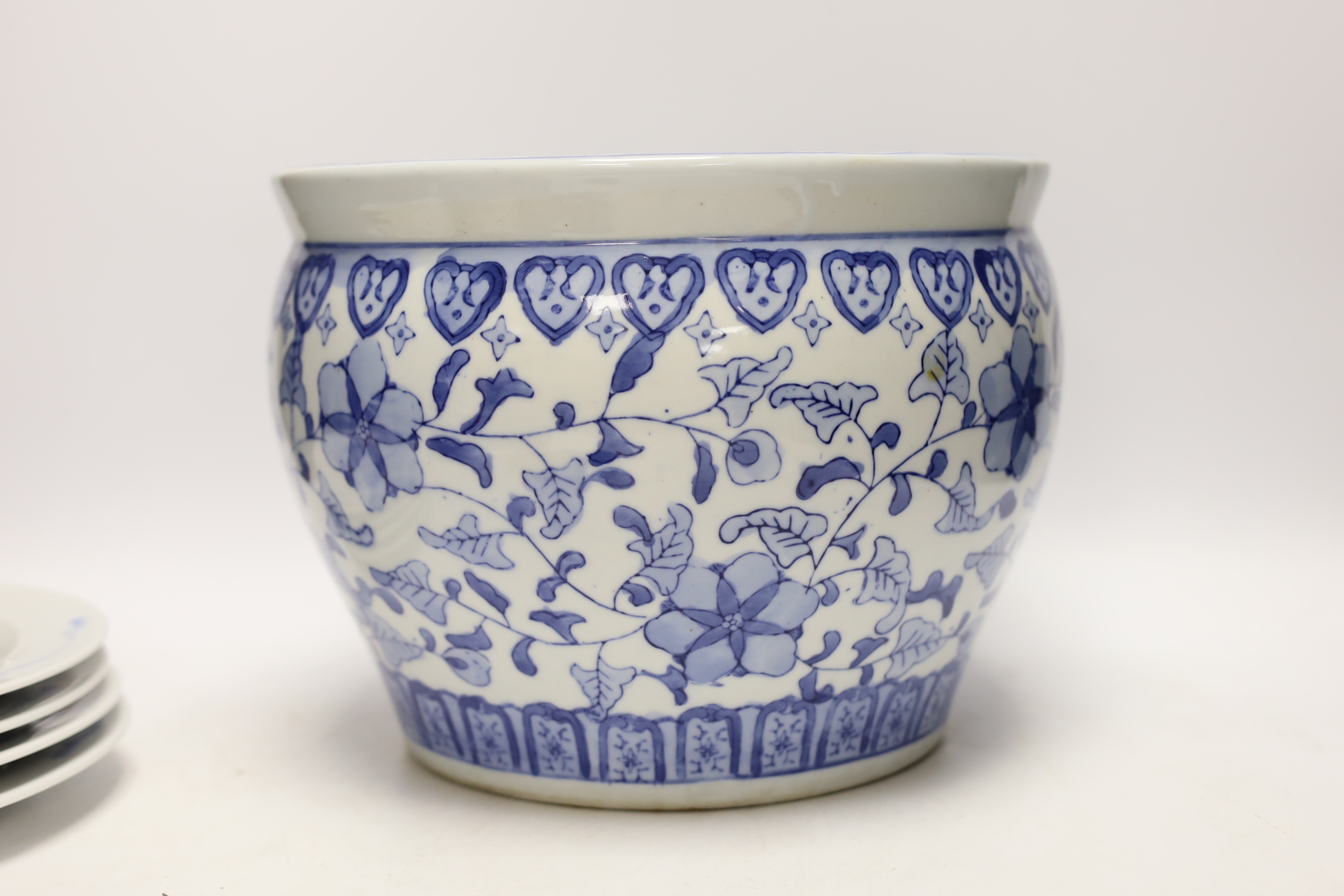A group of Chinese and Japanese blue and white ceramics, early 20th century and later, largest 20cm